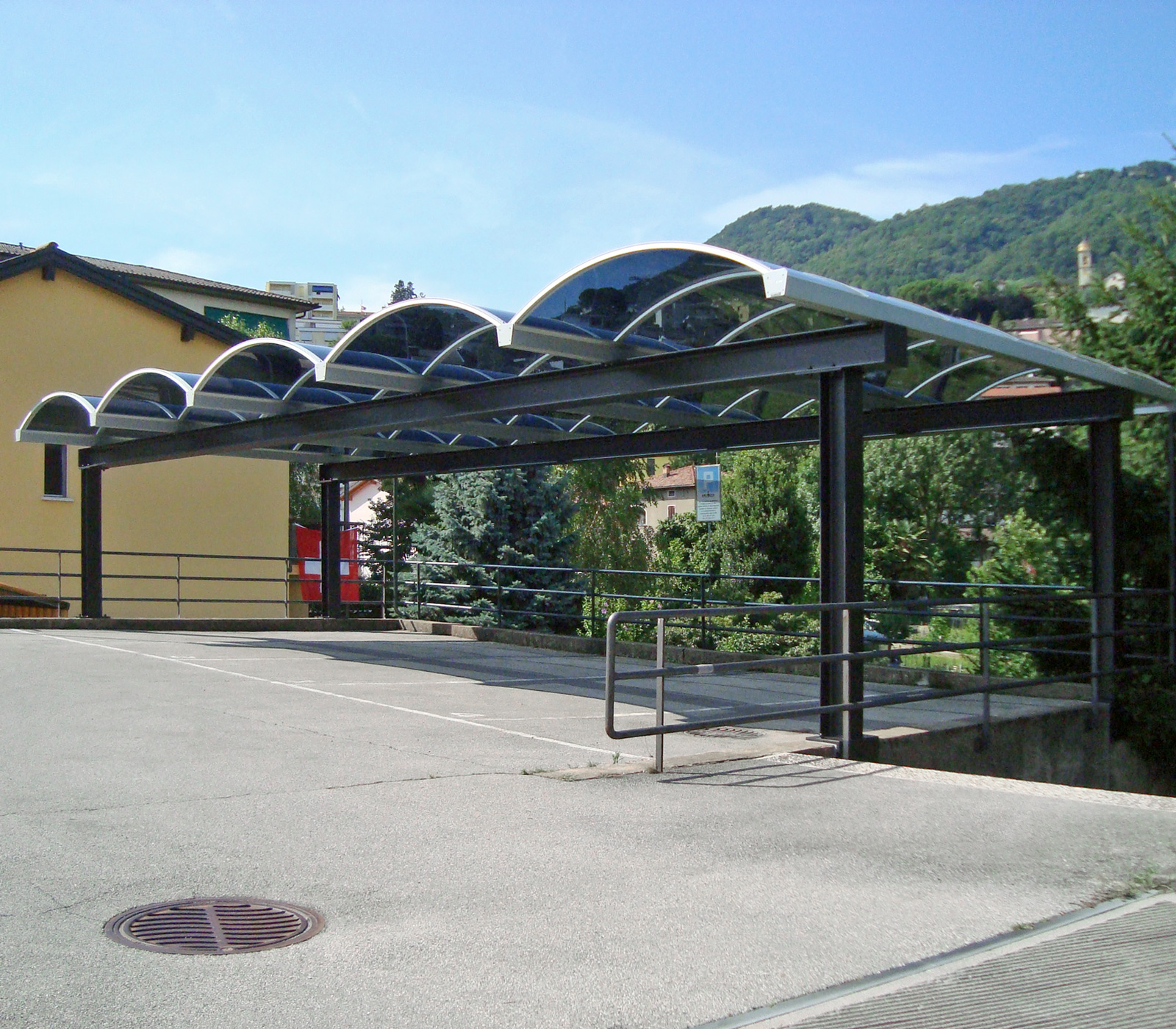 Abri voiture ARCO avec toit en berceau en Plexiglas RÖHM gris foncé