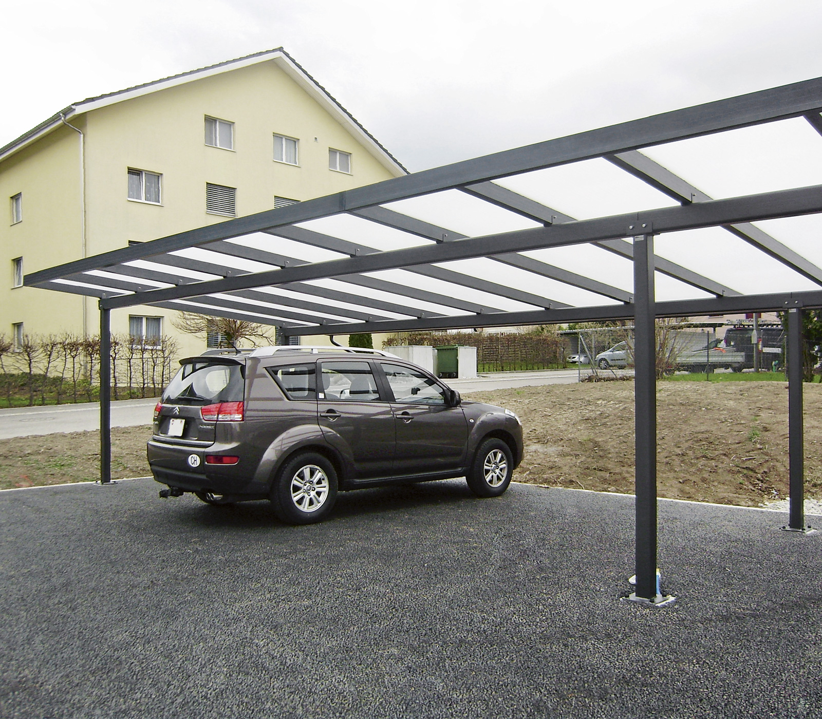 Abri voiture Piano avec toit plat plaques alvéolaires doubles isolé