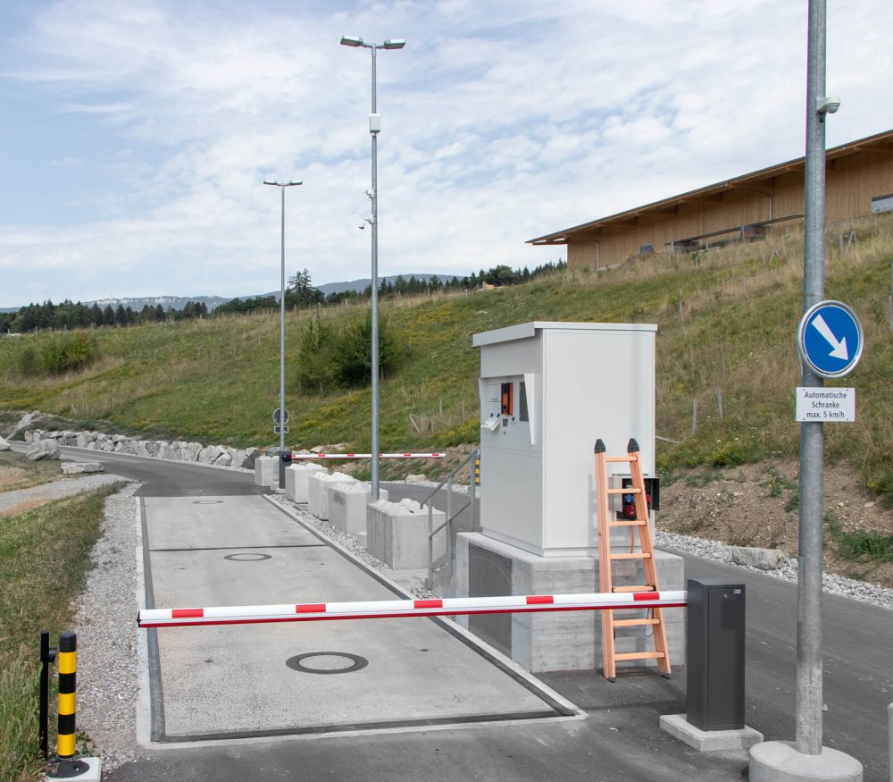 Barrière double face avec checkpoint pour les camions