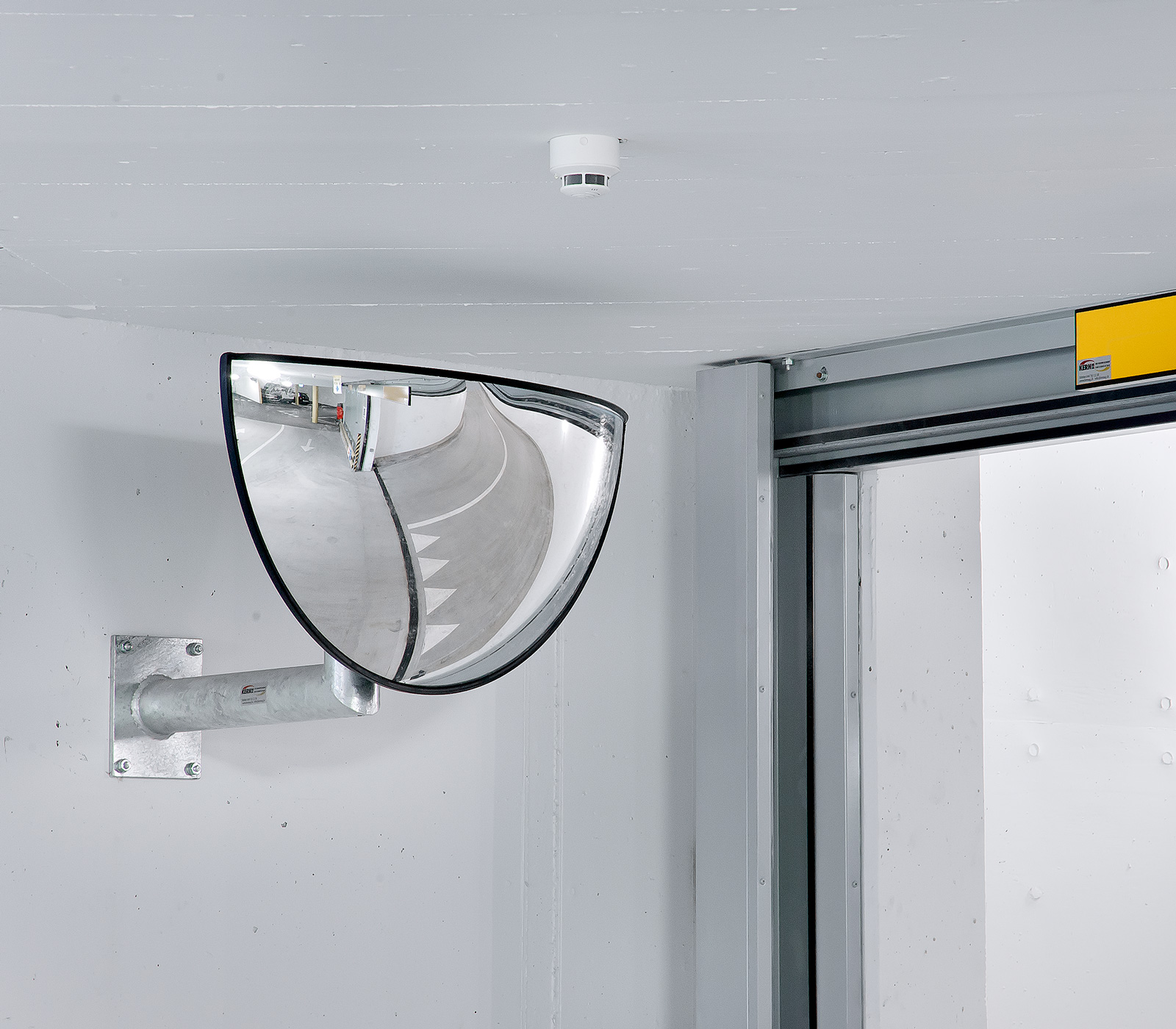 Miroir grand angle 180° pour croisements dans les garages souterrains