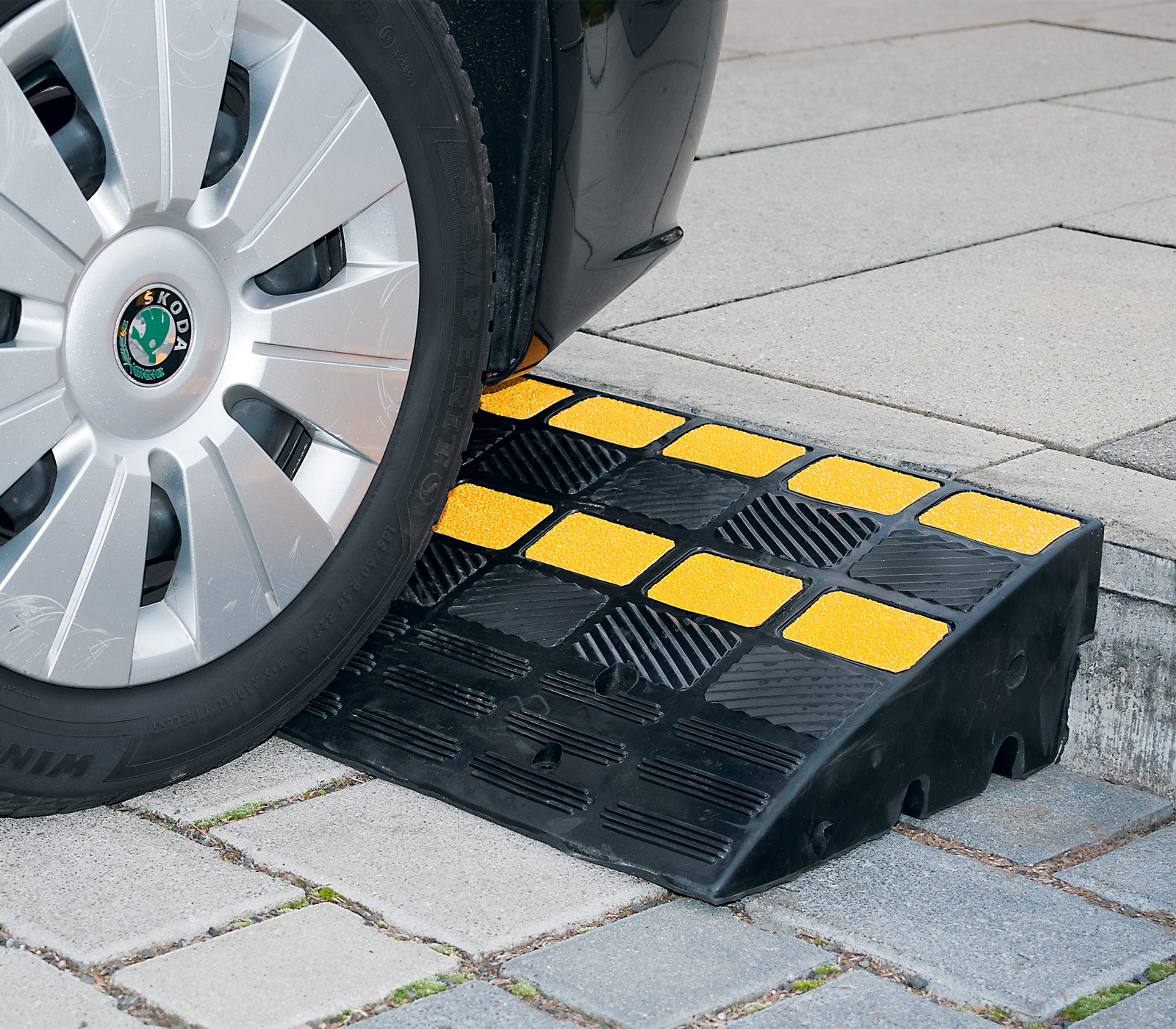 Rampe pour trottoirs en caoutchouc avec surfaces réfléchissantes jaunes