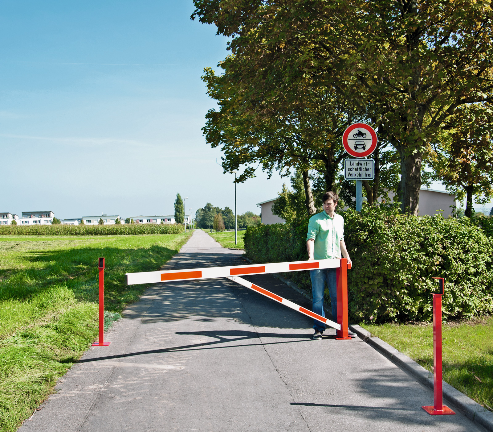 Drehschranke seitlich schwenkbar mit Antisitzleiste