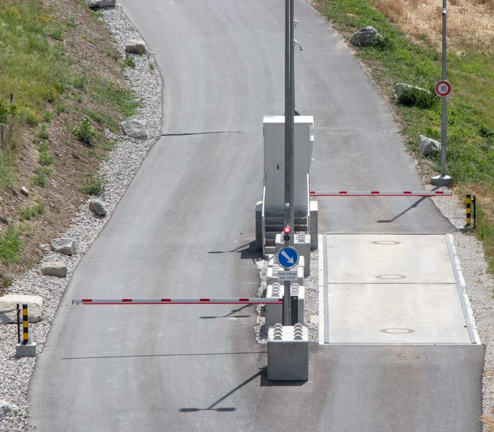 Des barrières robustes sécurisent l'entrée et la sortie