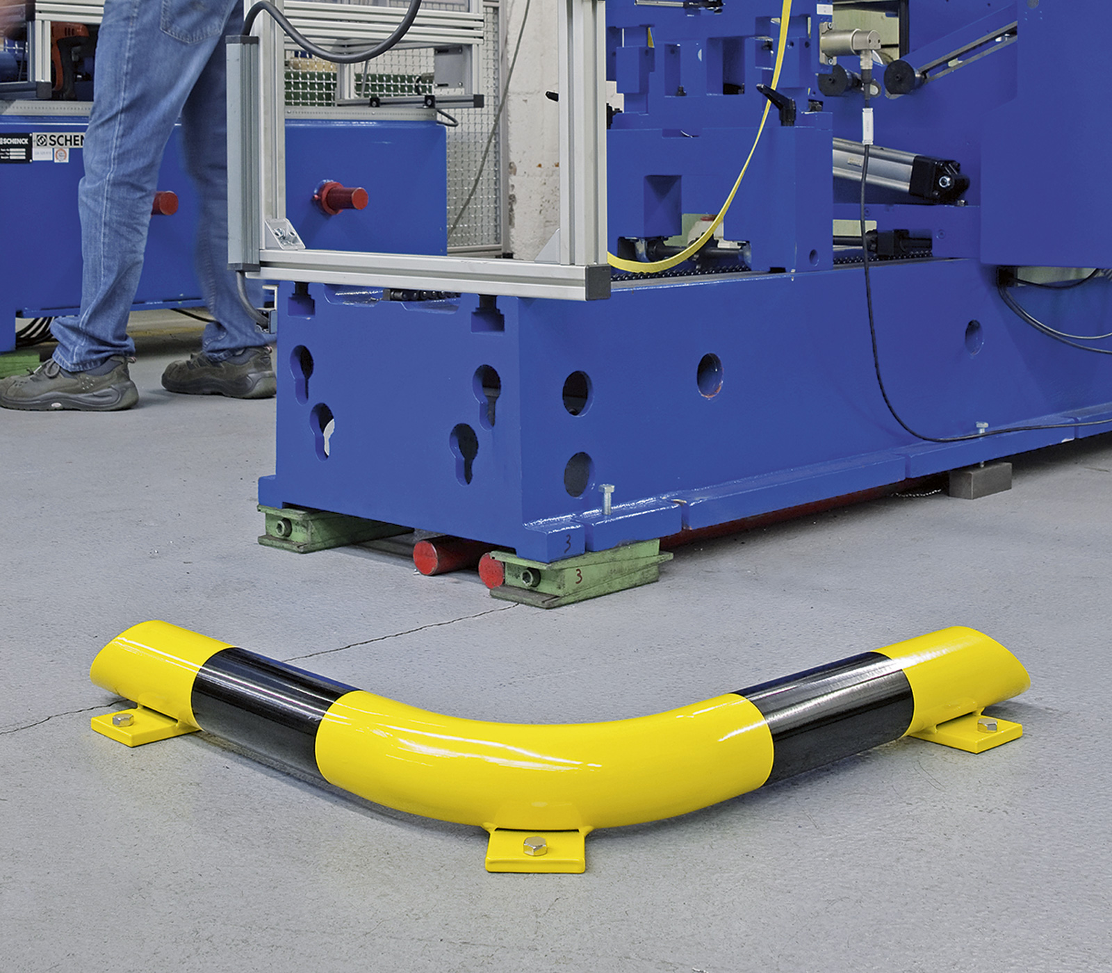 Barre de protection d’angle à revêtement en plastique jaune avec bandes de marquage noires