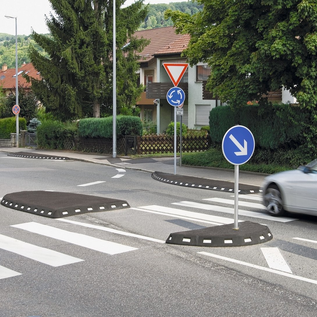 Bordure élastique caoutchouc comme tête d’îlot