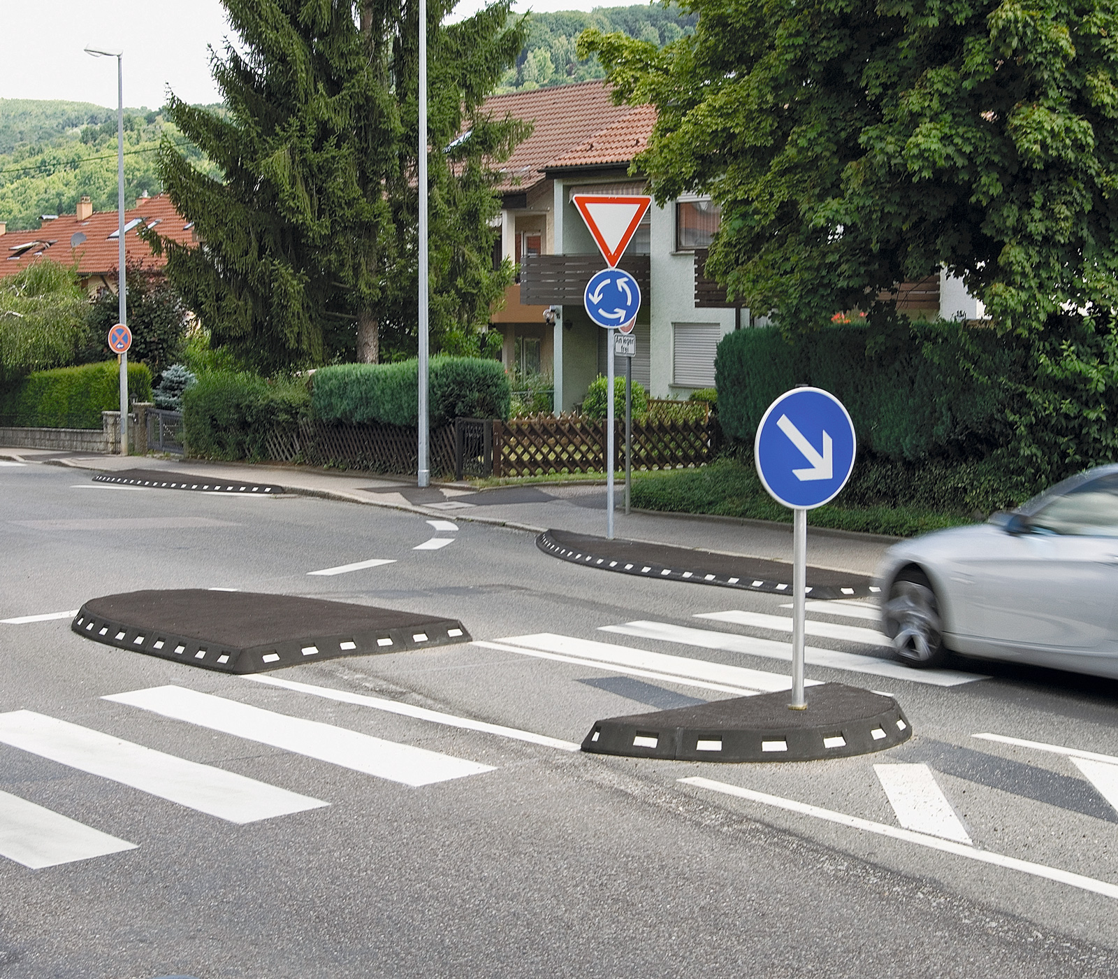 Bordure élastique caoutchouc comme tête d’îlot