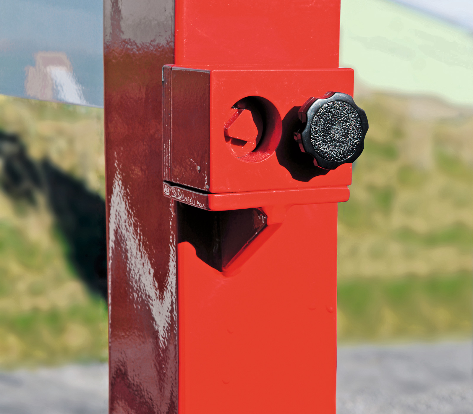 Fermeture triangulaire barrière pivotante à deux battants avec protection anti-assise