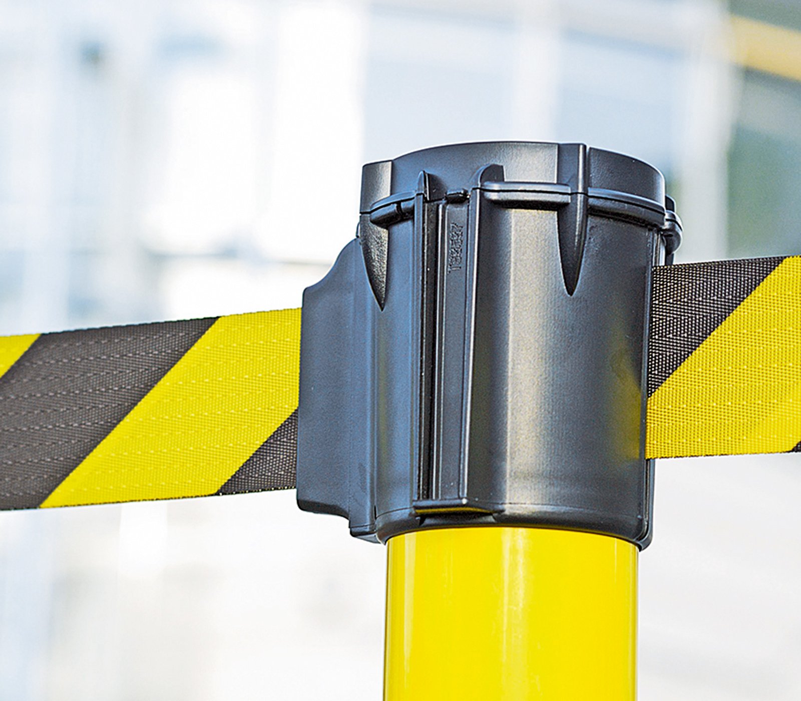 Potelet d’avertissement à sangle rouge ou jaune avec sangle hachurée