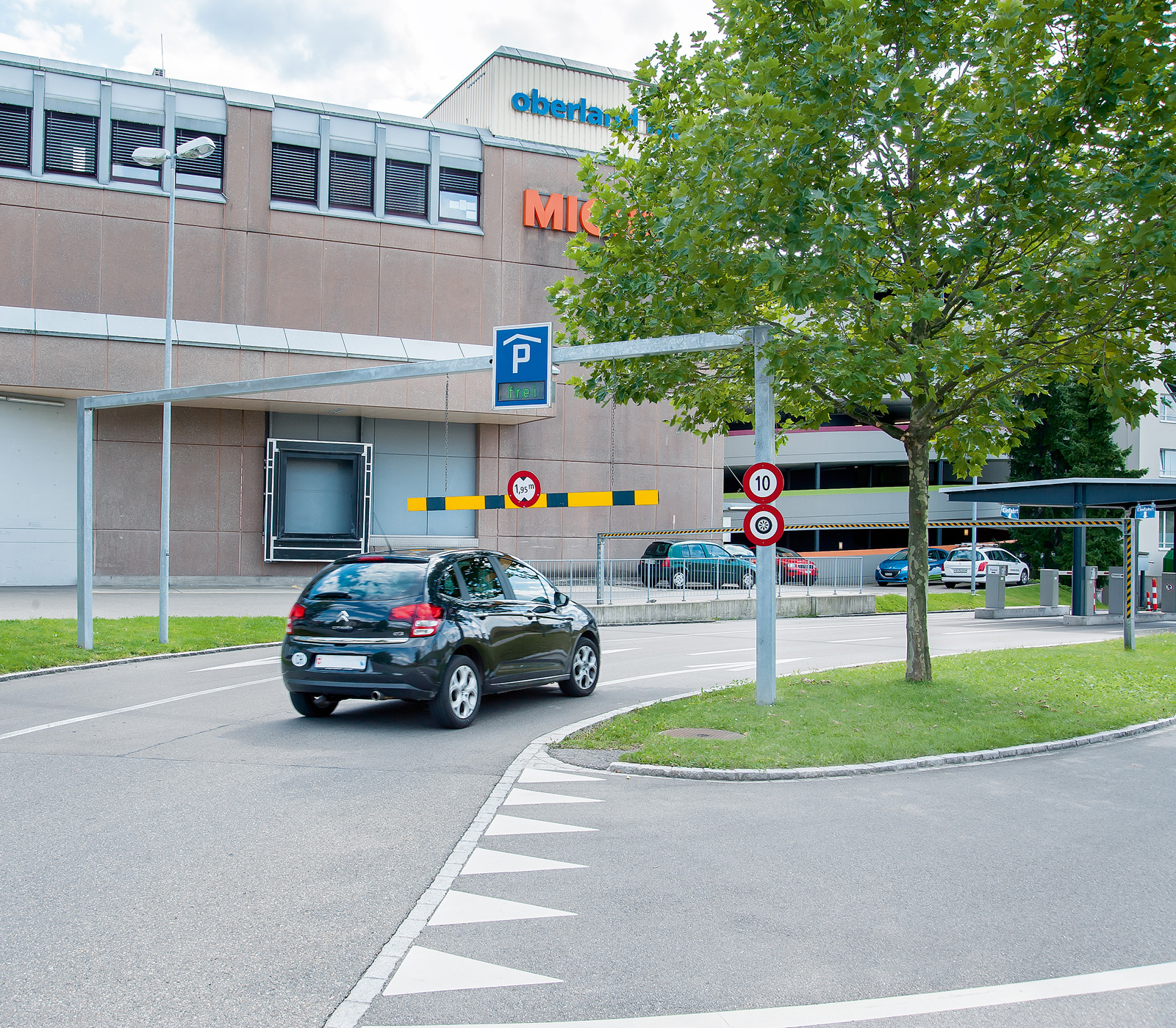 Barre de limitation de hauteur aluminium avec chaîne et sans rebord