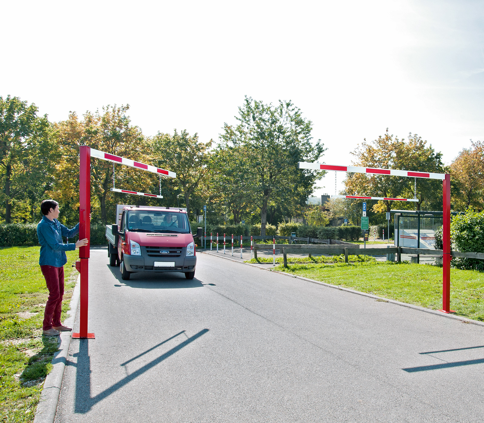 Portique de limitation de hauteur réfléchissant et utilisation tournante des deux côtés