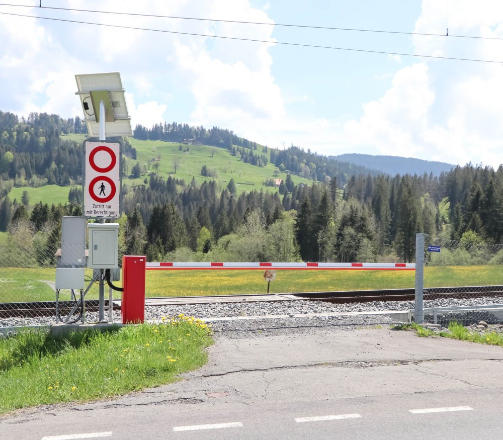 Referenz Kern AG Solarschranke in Bennau Bahnübergang Absperrungen