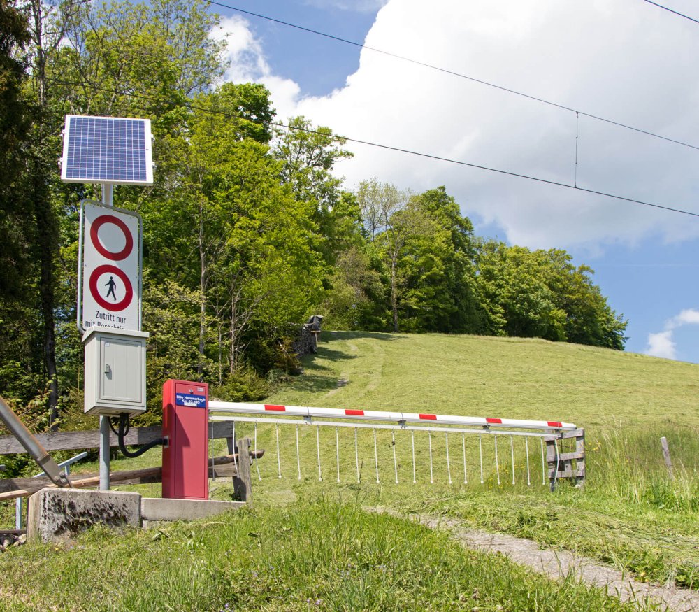 Referenz Kern AG Solarschranke Sattel Bahnübergang Absperrungen