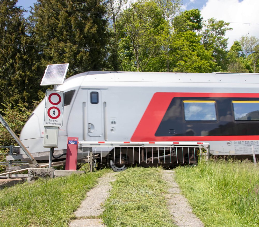 Referenz Kern AG Solarschranke Sattel Bahnübergang Absperrungen