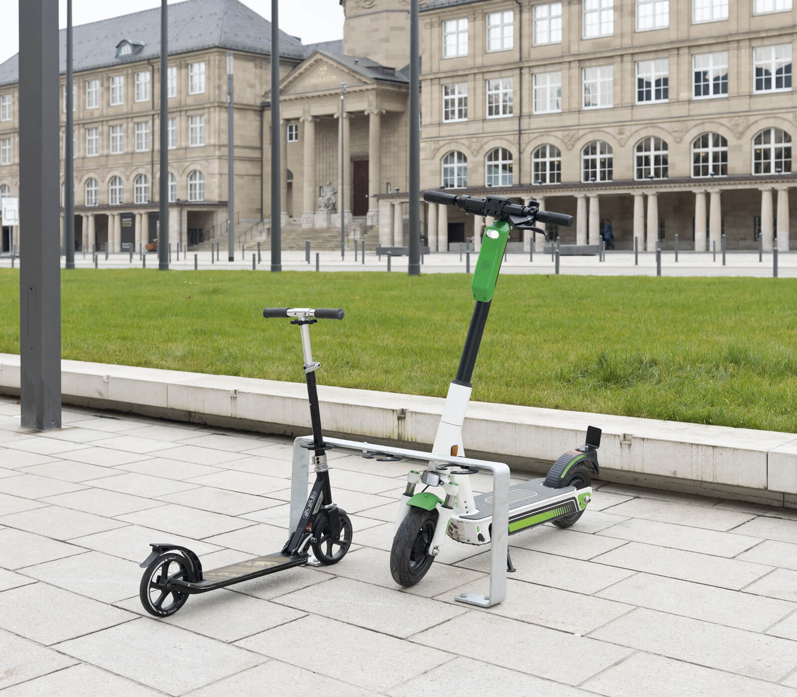 Parkiersystem für (Elektro-)Scooter  mit Sicherung durch Vorhängeschloss oder Kabelschloss