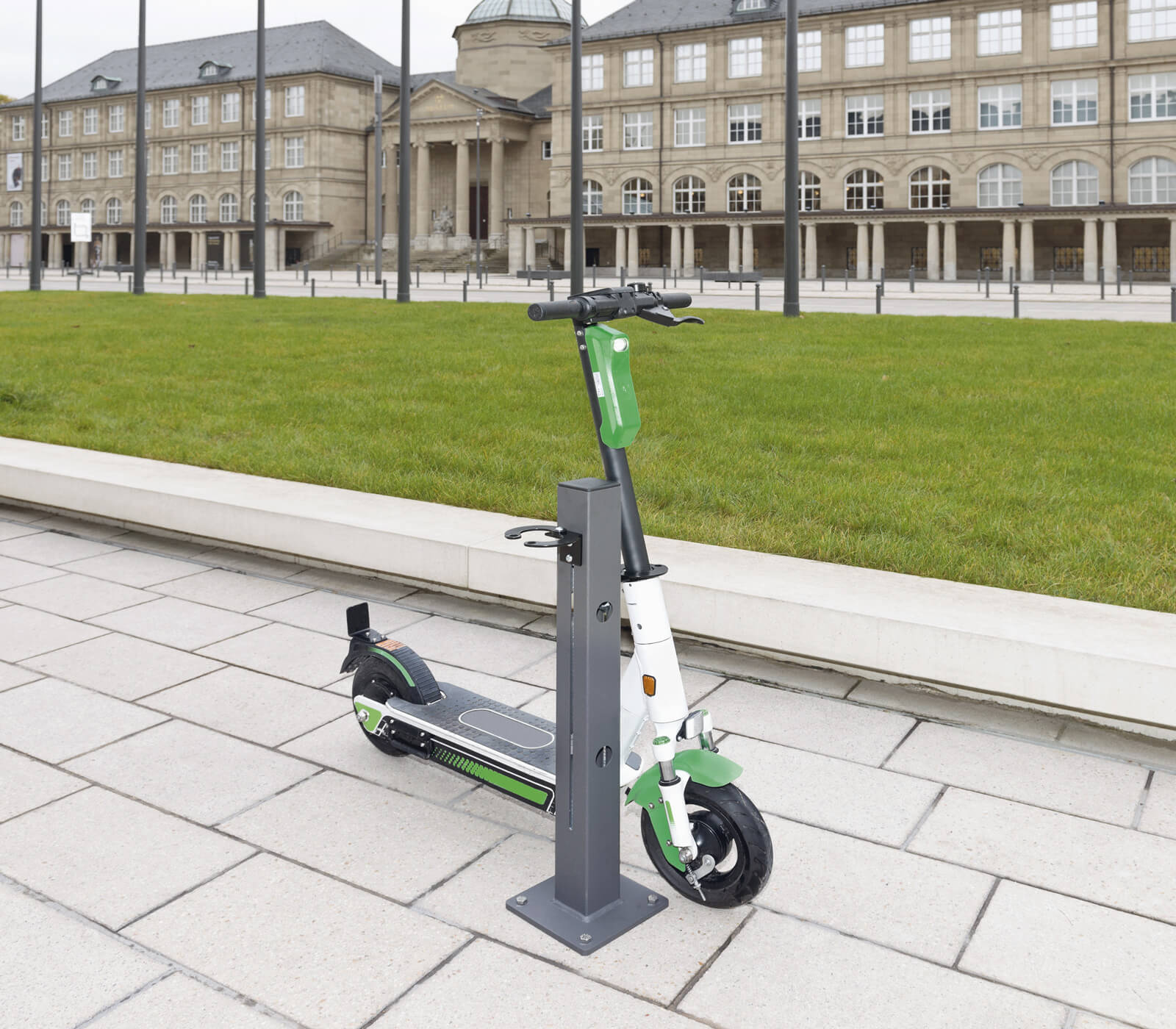 Stationnement des scooters avec supports réglables en hauteur