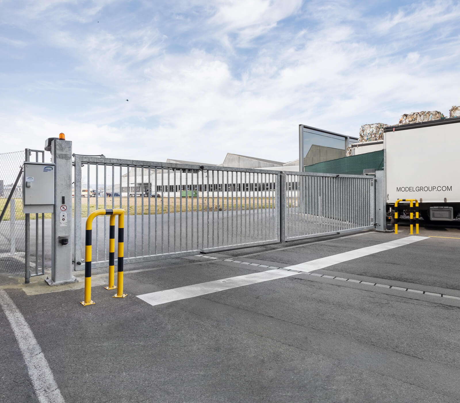 Porte pliante rapide avec arceau de protection Kern AG pour une protection optimale