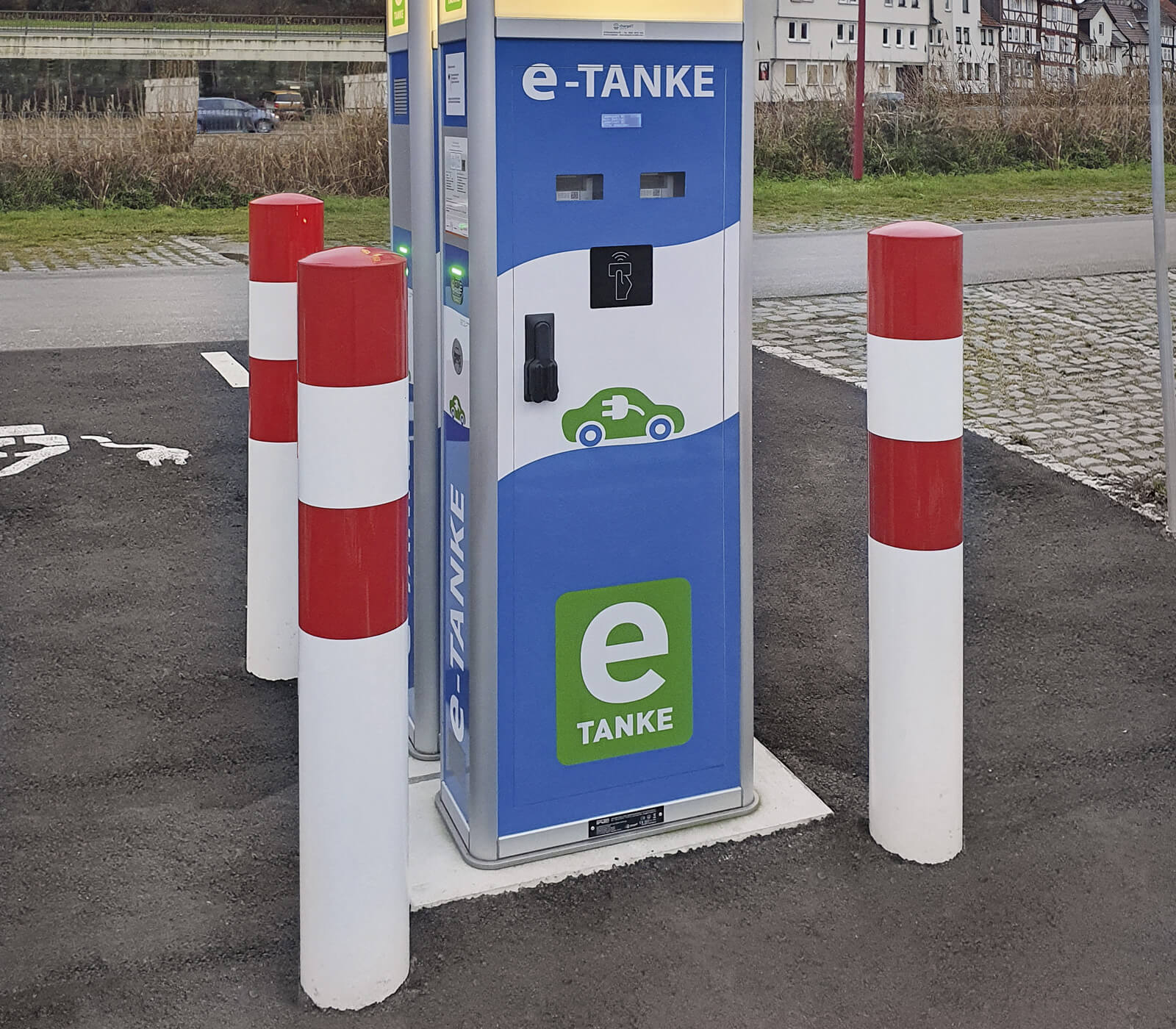 Des bornes à parois épaisses pour protéger les bornes de recharge électrique