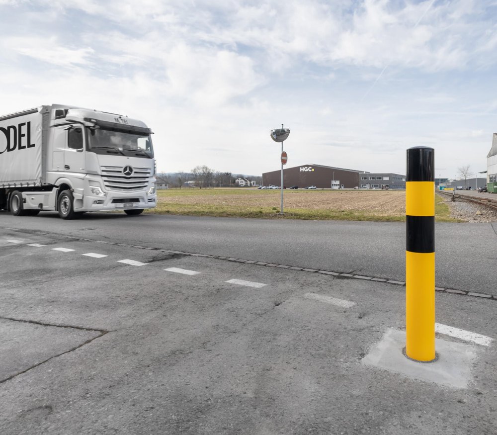 Kreuzung optimal gesichert mit Spiegel, Verkehrsschildern und Poller