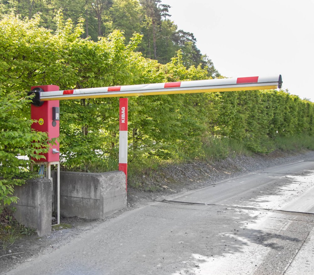 Kibag AG Einfahrt gesichert durch automatische Schranke