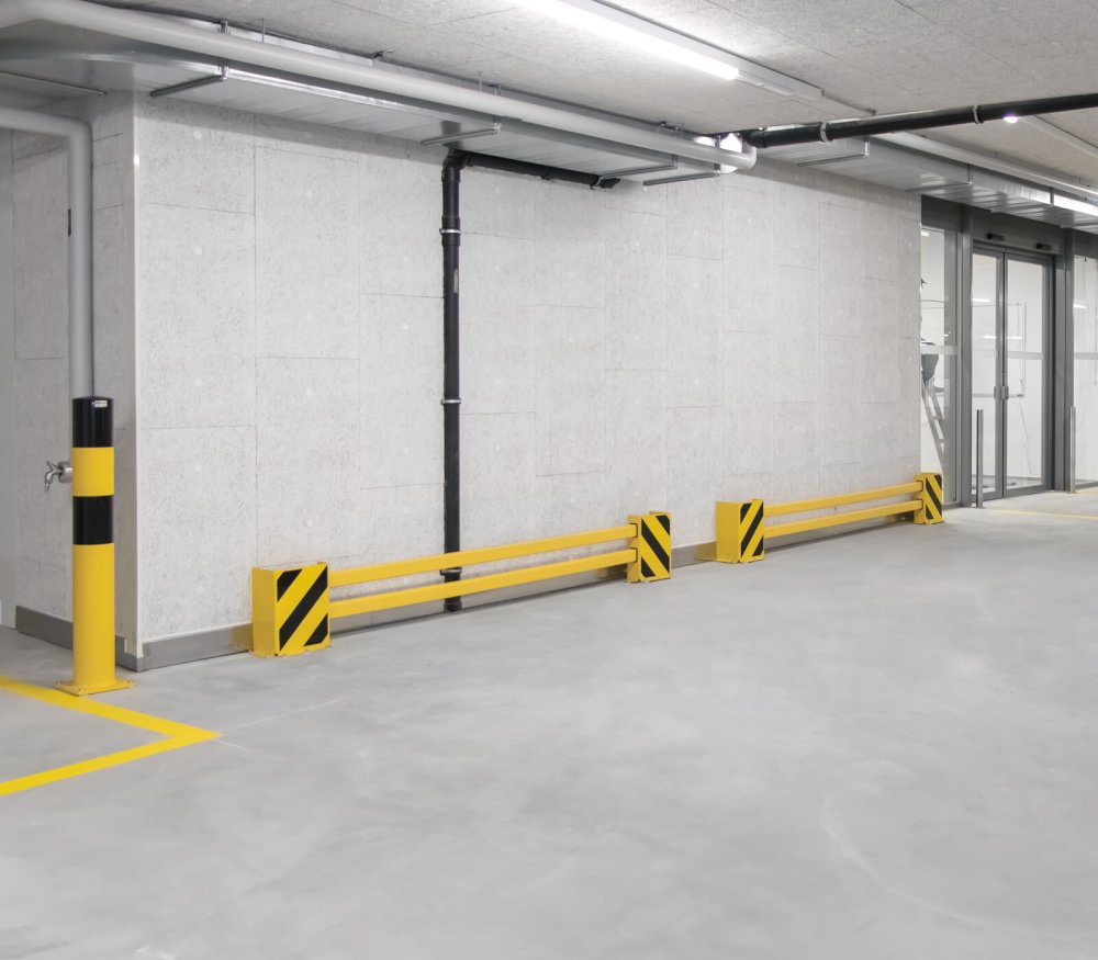 Garage souterrain Migros Oberglatt avec bornes de protection et glissières de sécurité