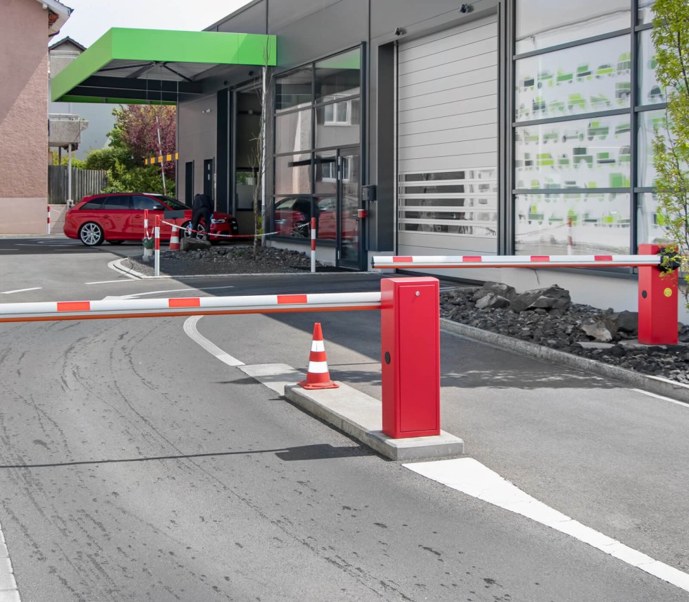 Barrières pour l'entrée contrôlée dans les stations de lavage