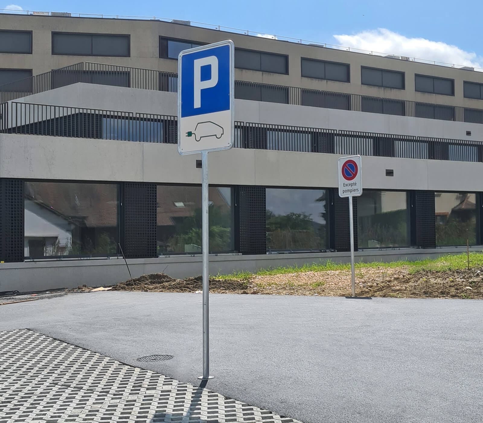 Parking avec panneaux de signalisation électriques