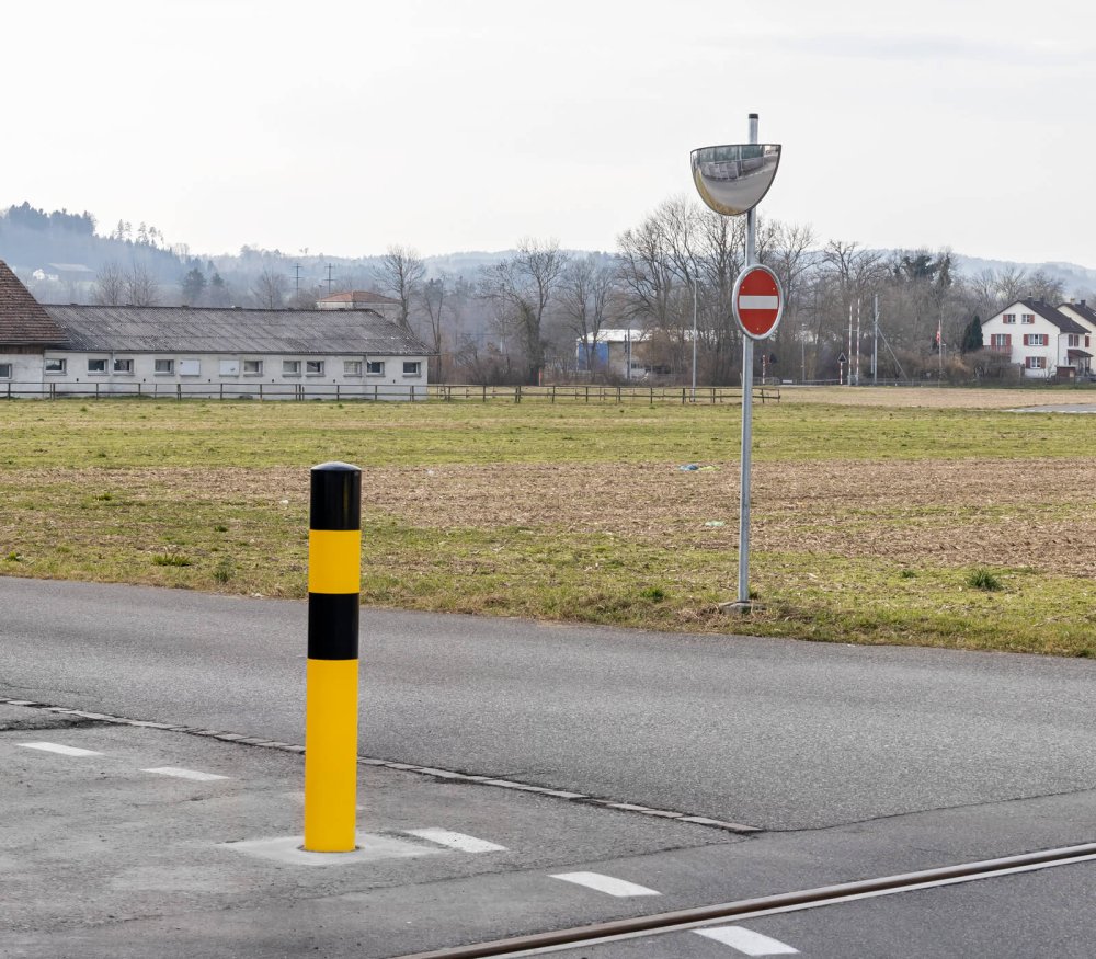 Sécurité grâce à la signalisation, aux miroirs Horizont et aux bornes