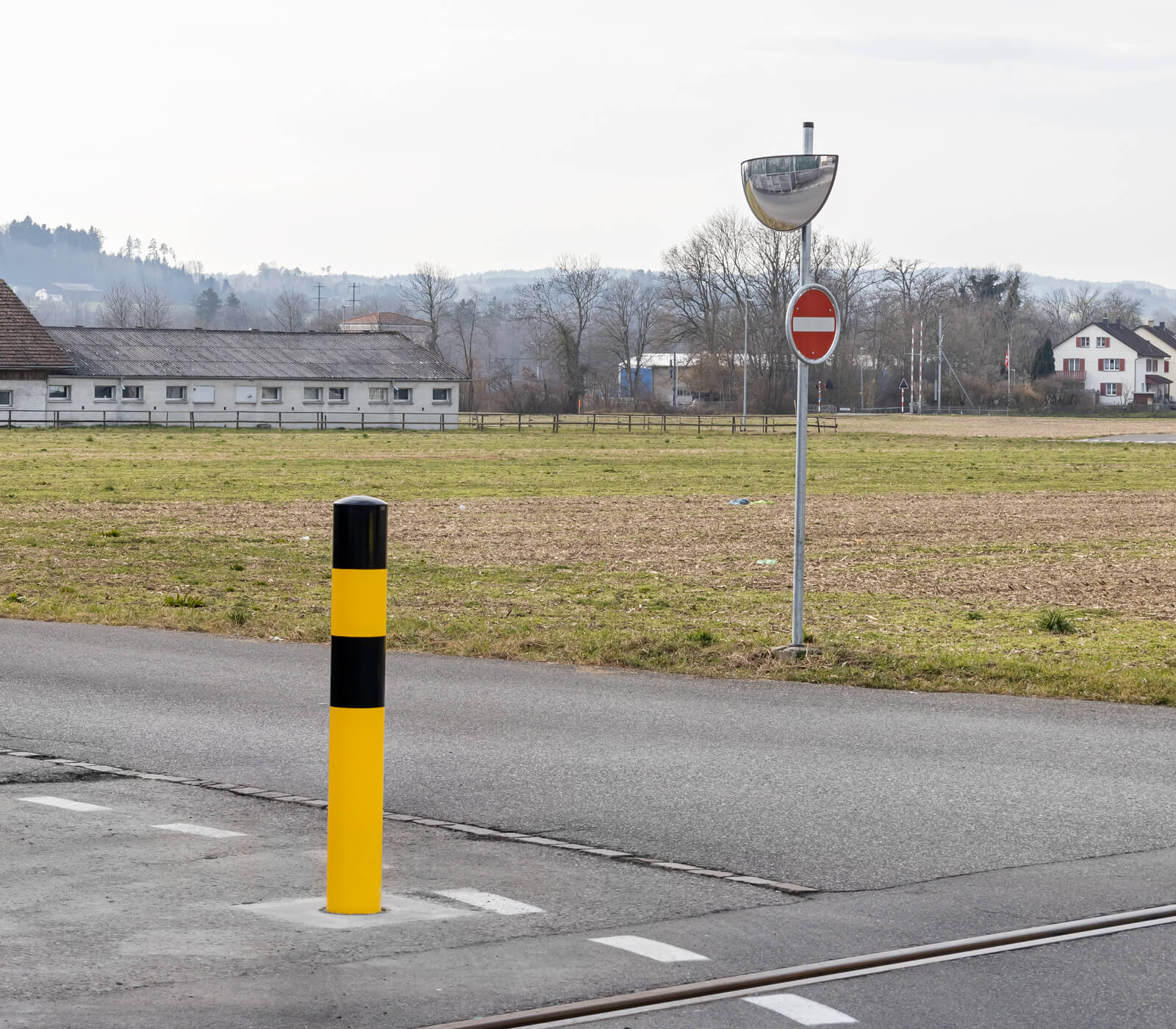 Sécurité grâce à la signalisation, aux miroirs Horizont et aux bornes