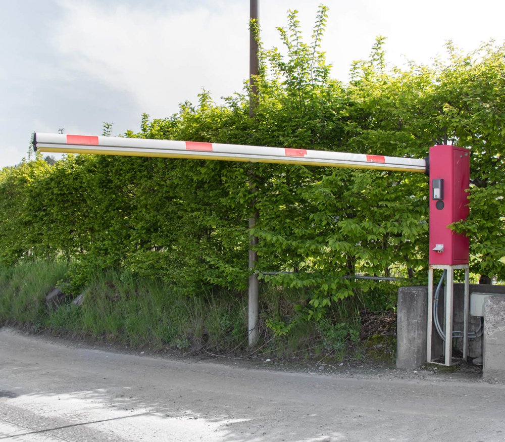 Barrière automatique avec surélévation pour les camions