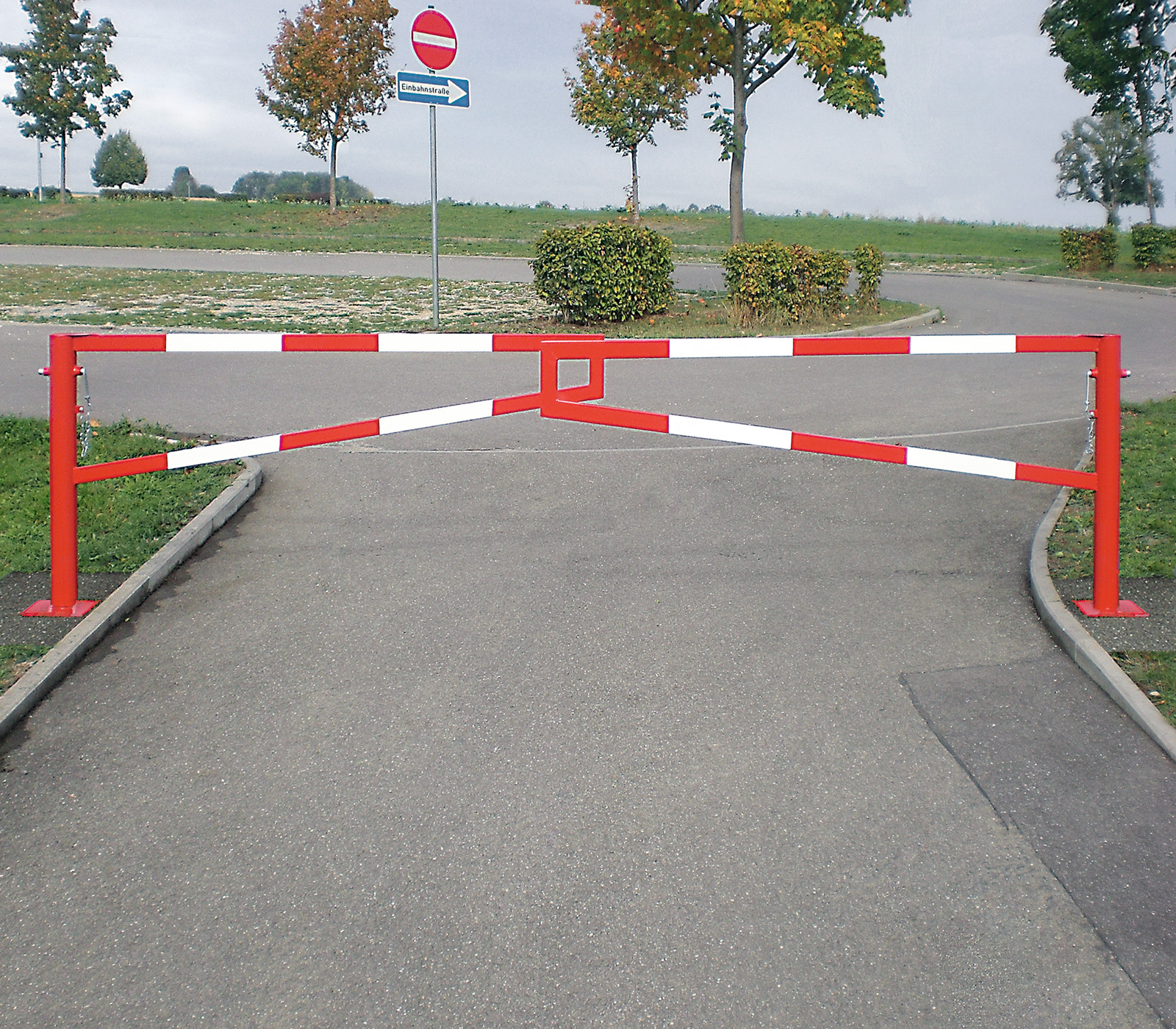 Barrière pivotante à deux battants acier galvanisé rouge et blanche