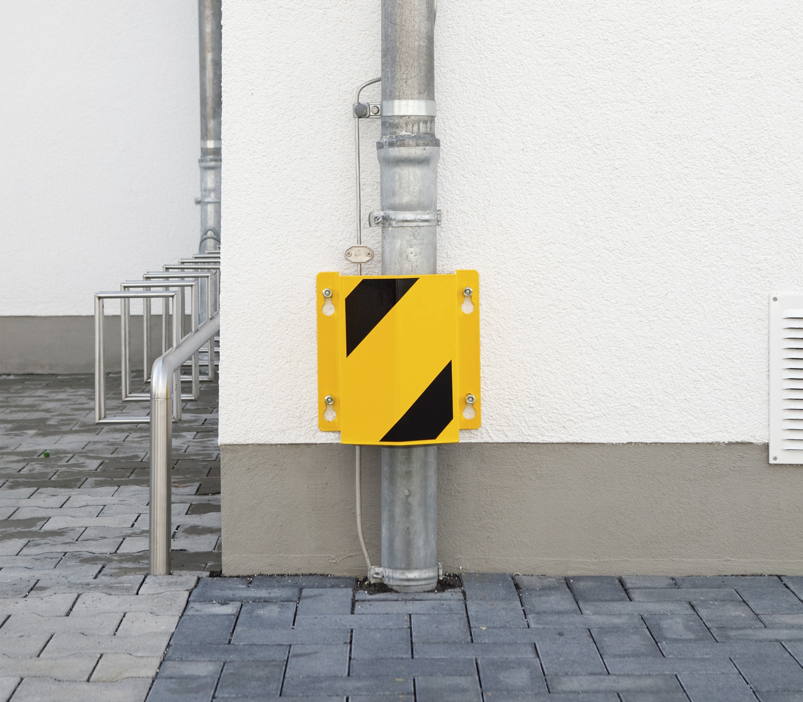 Profilé en acier pour la protection des tuyaux