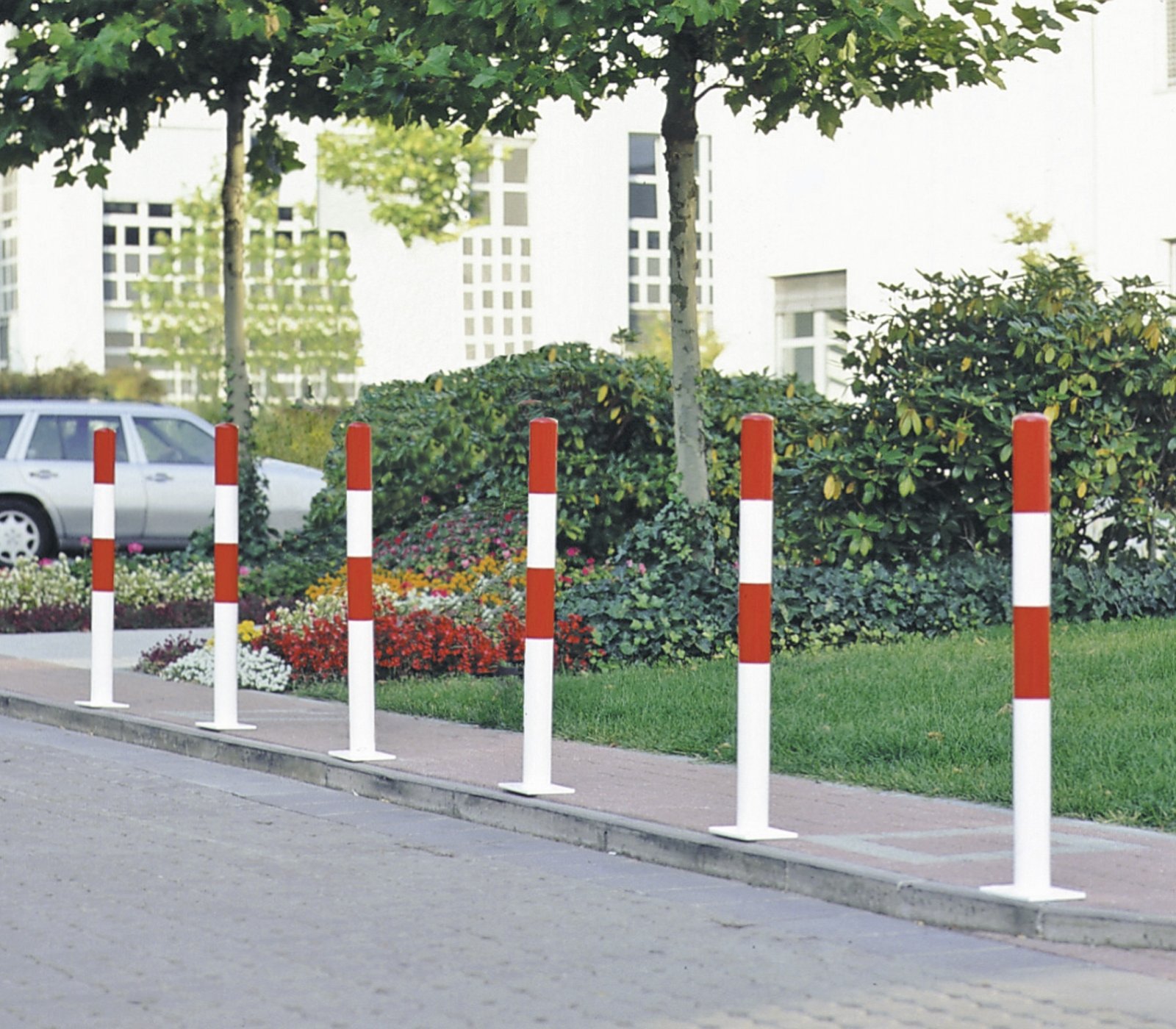 Sperrpfosten mit Bodenplatte im Strassenverkehr