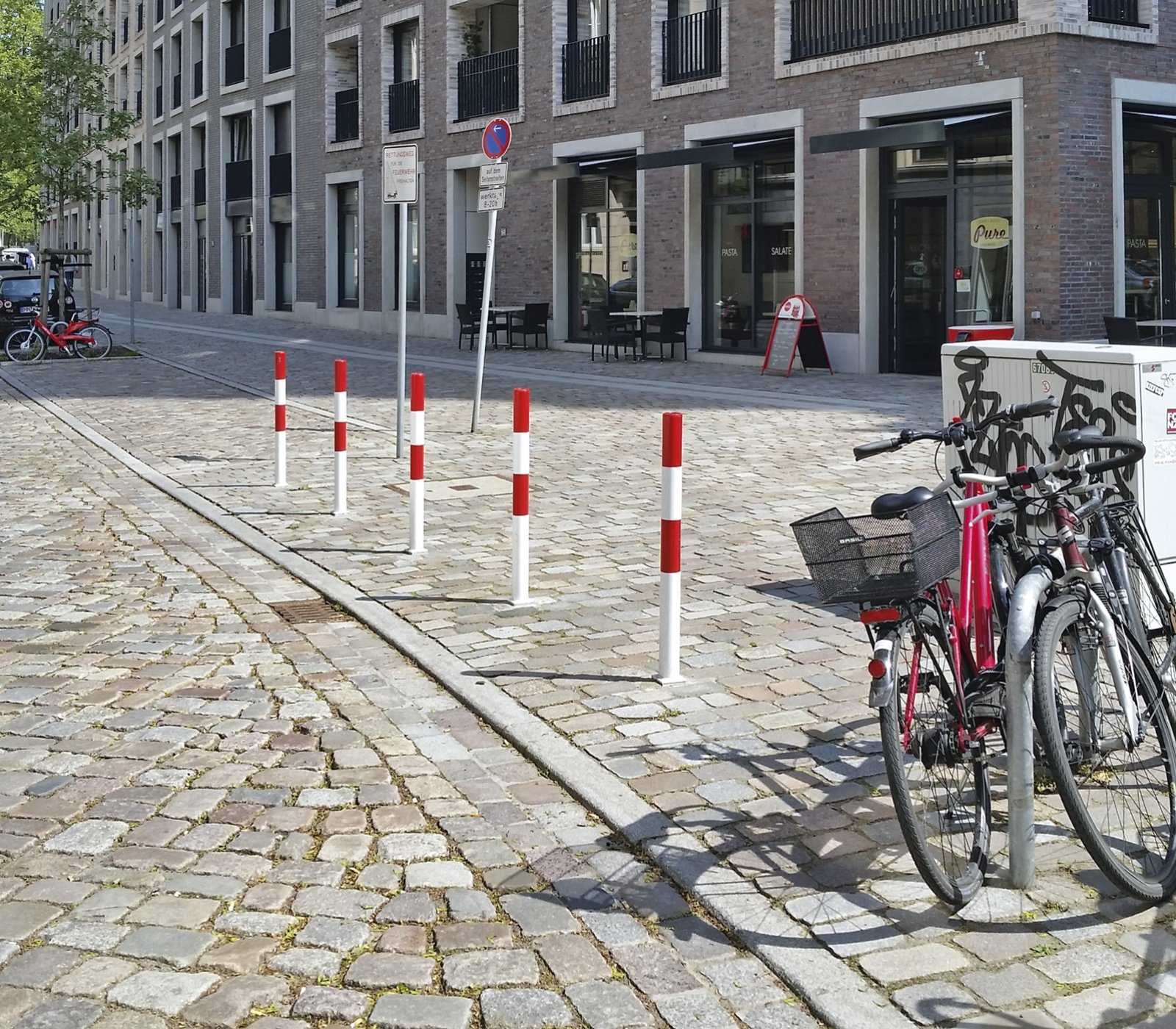 Poteau routier amovible sur pavé autobloquant avec fermeture triangulaire