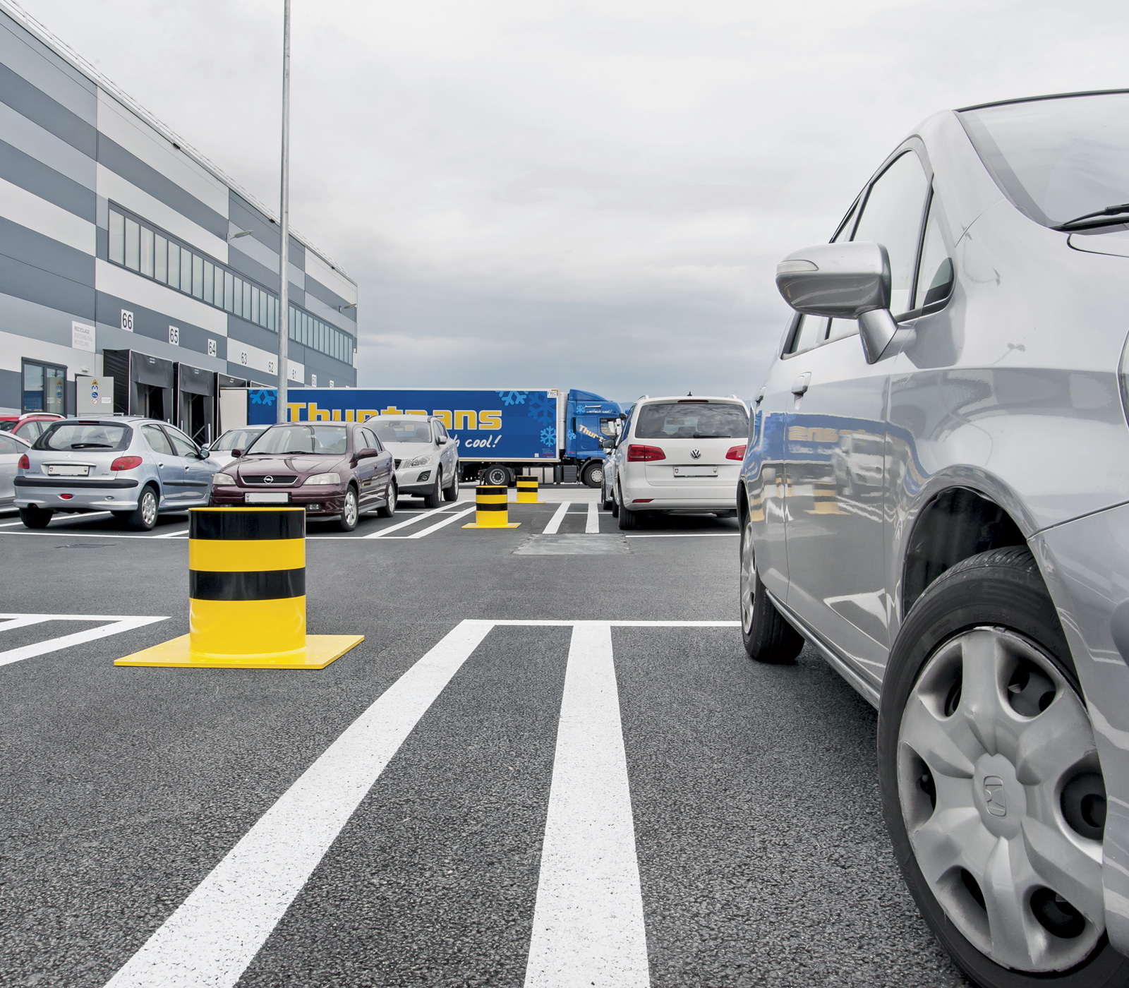 Parkplatz mit XXL Rammschutz-Poller ausgestattet