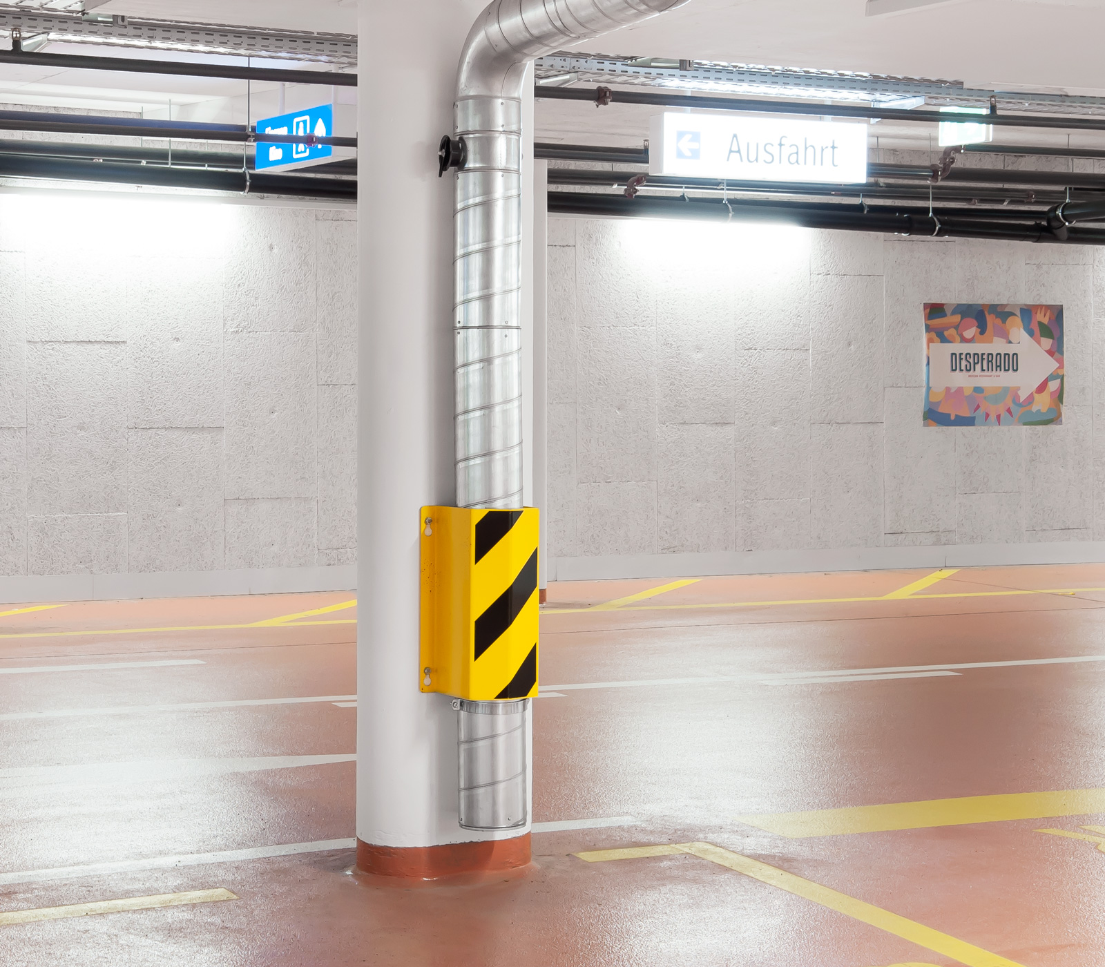 Profilé en acier dans garage souterrain public pour la protection des tuyaux