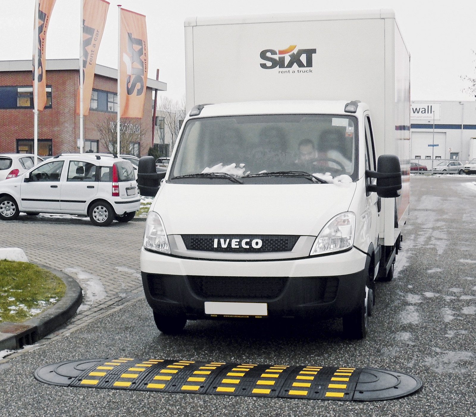 Ralentisseur avec surfaces réfléchissantes et éléments de terminaison