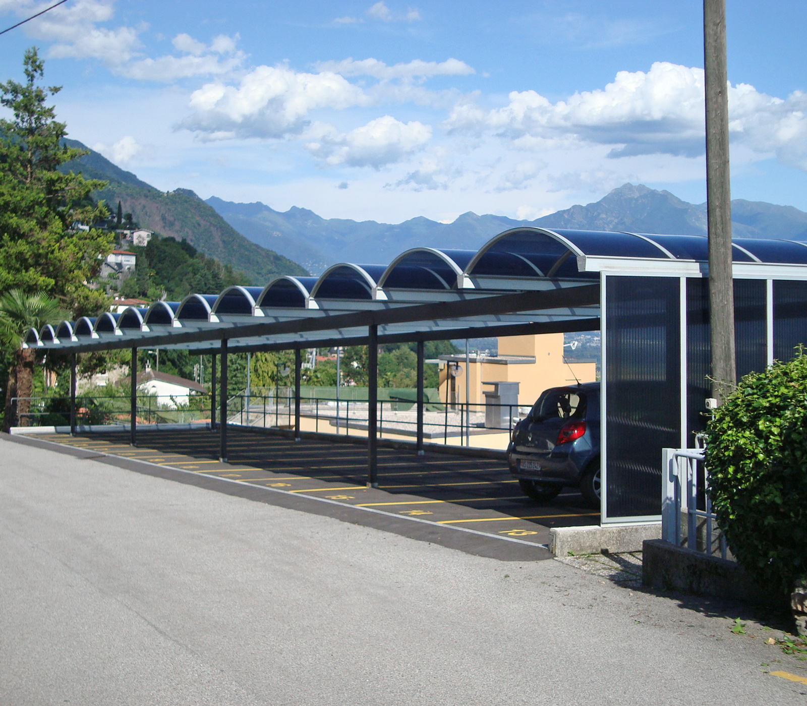 Abri voiture ARCO avec toit en berceau en Plexiglas RÖHM avec assemblage en continu