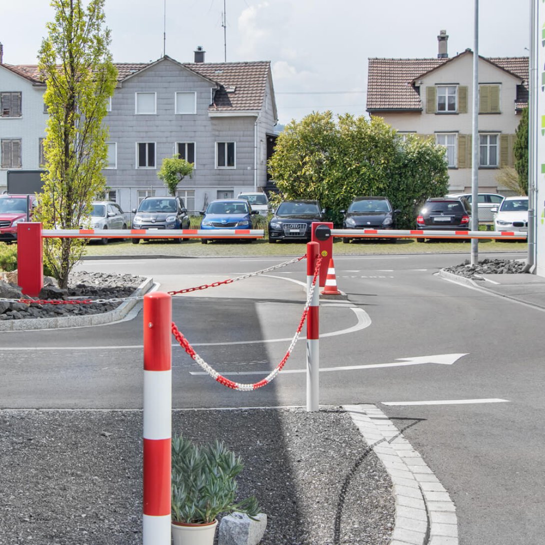 Kern AG Référence Installation de barrières avec poteaux et chaînes