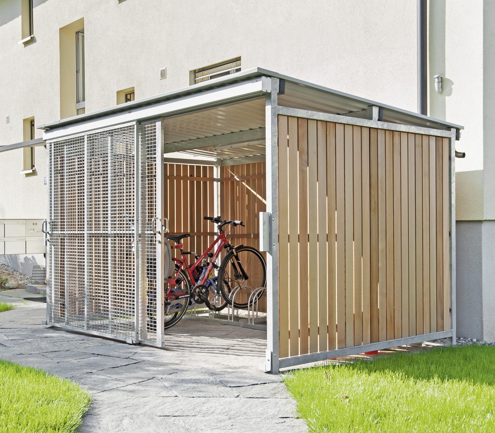 Abri vélos ECOBOX avec paroi en bois et porte coulissante grillagée