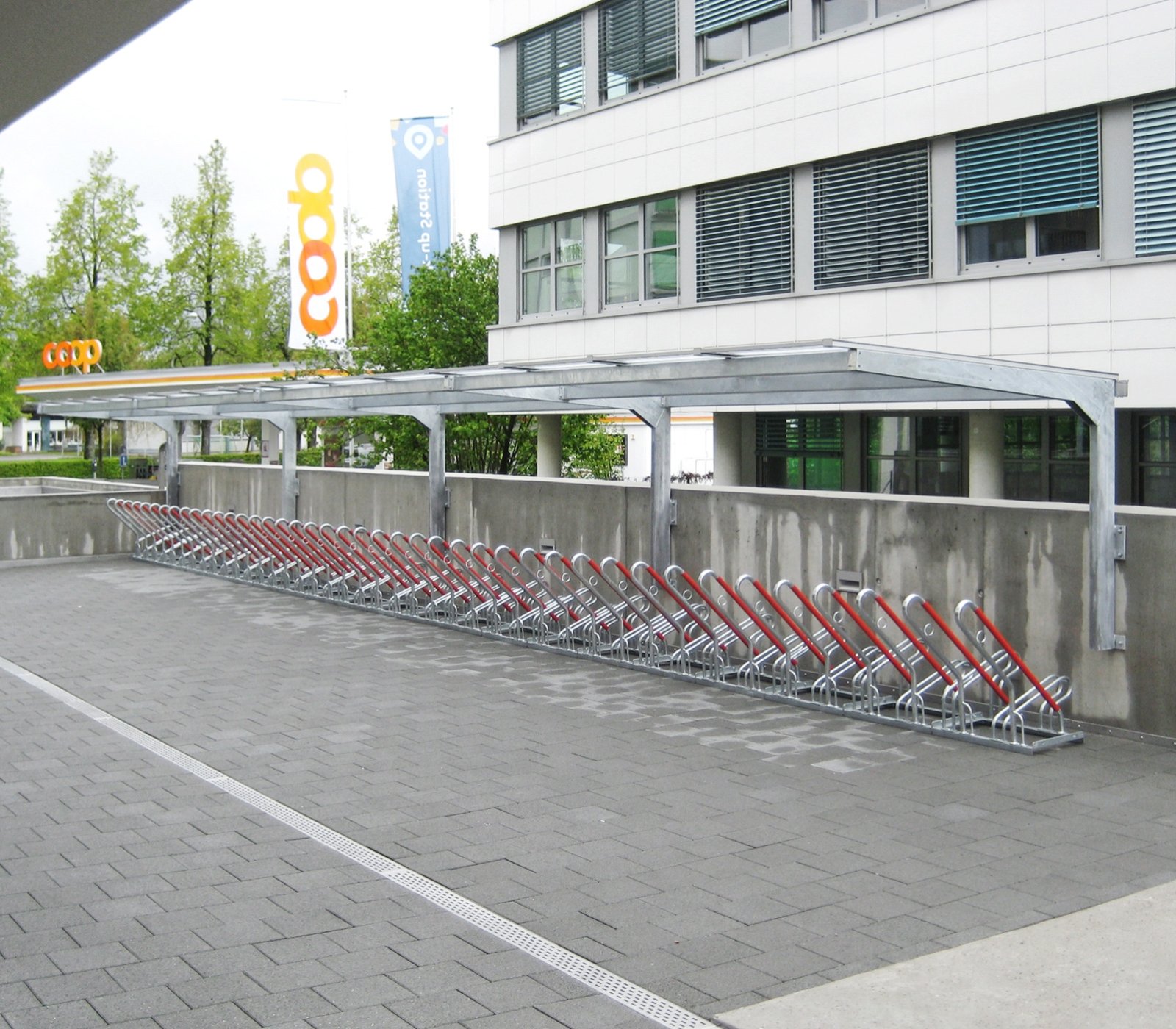 Fahrradunterstand Basic Gottardo mit Doppelstegplatten und Parkiersystem mit Sicherungsbügel