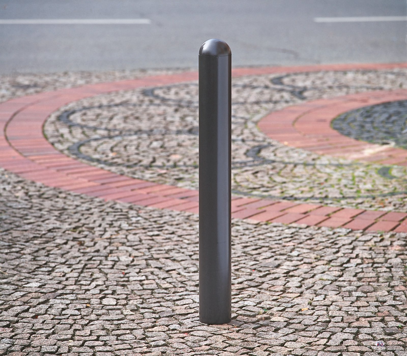 Borne urbaine WIEN bétonnée sur place, pavés mti