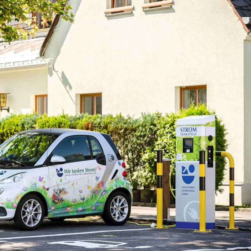 Kern-AG_Rammschutzpoller_Anfahrschutz_Strom_Tankstelle_1.jpg